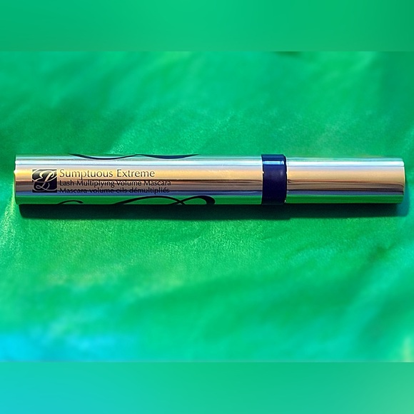 Estée Lauder Sumptuous Extreme Lash Multiplying Volume Mascara - Picture 2 of 5